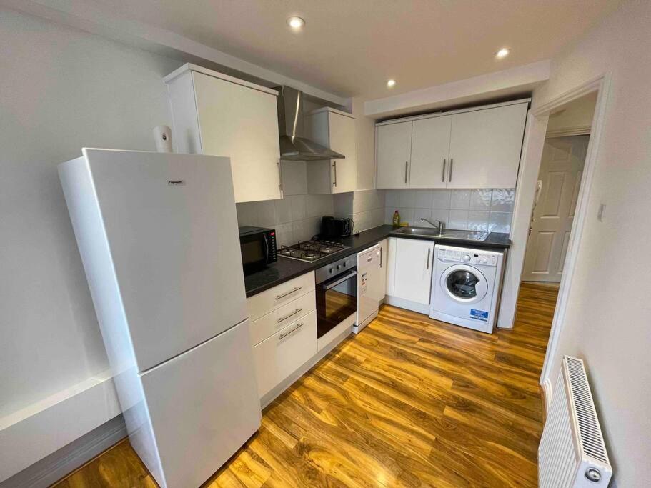 Comfortable 1 Bedroom And Double Sofa Bed Flat London Luaran gambar